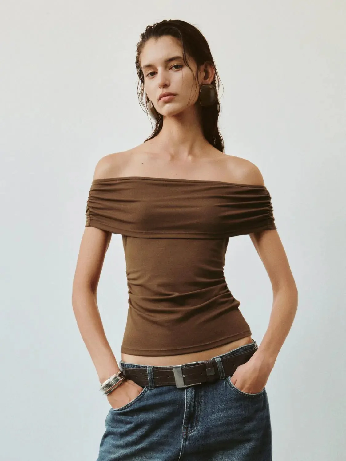 8294-off-shoulder-ruched-stretch-viscose-cotton-t-shirts-25.webp Off-Shoulder Ruched Stretch Viscose Cotton T-Shirts