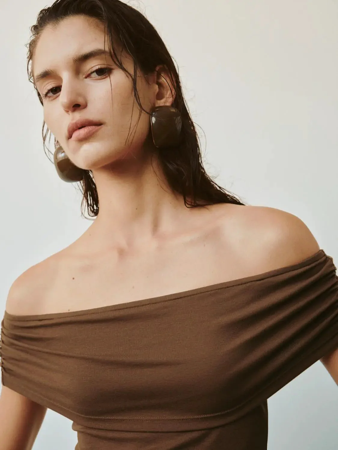 8294-off-shoulder-ruched-stretch-viscose-cotton-t-shirts-3.webp Off-Shoulder Ruched Stretch Viscose Cotton T-Shirts