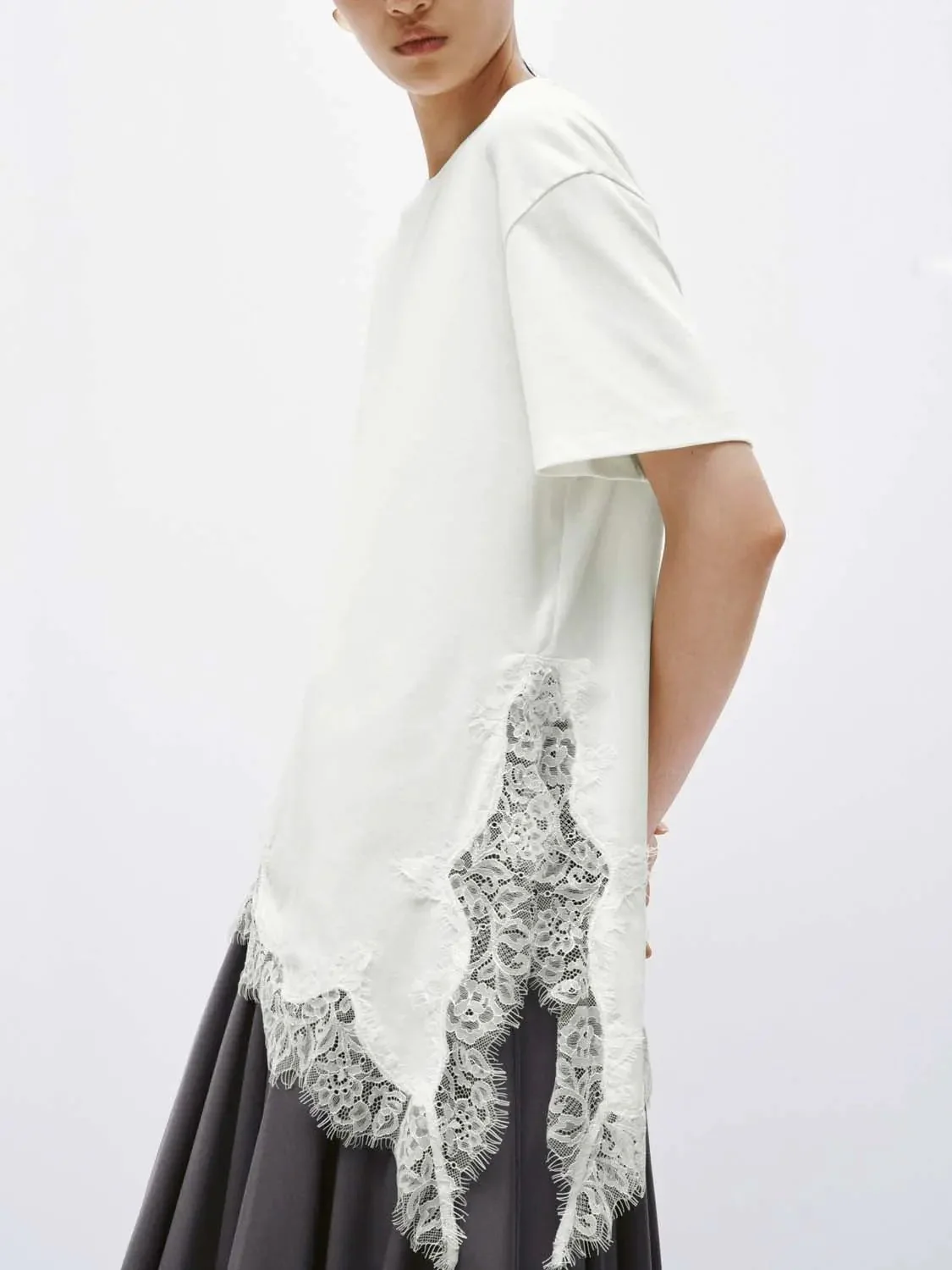 858-cotton-blend-lace-hem-loose-fit-everyday-tee-3.webp Cotton Blend Lace Hem Loose Fit Everyday Tee