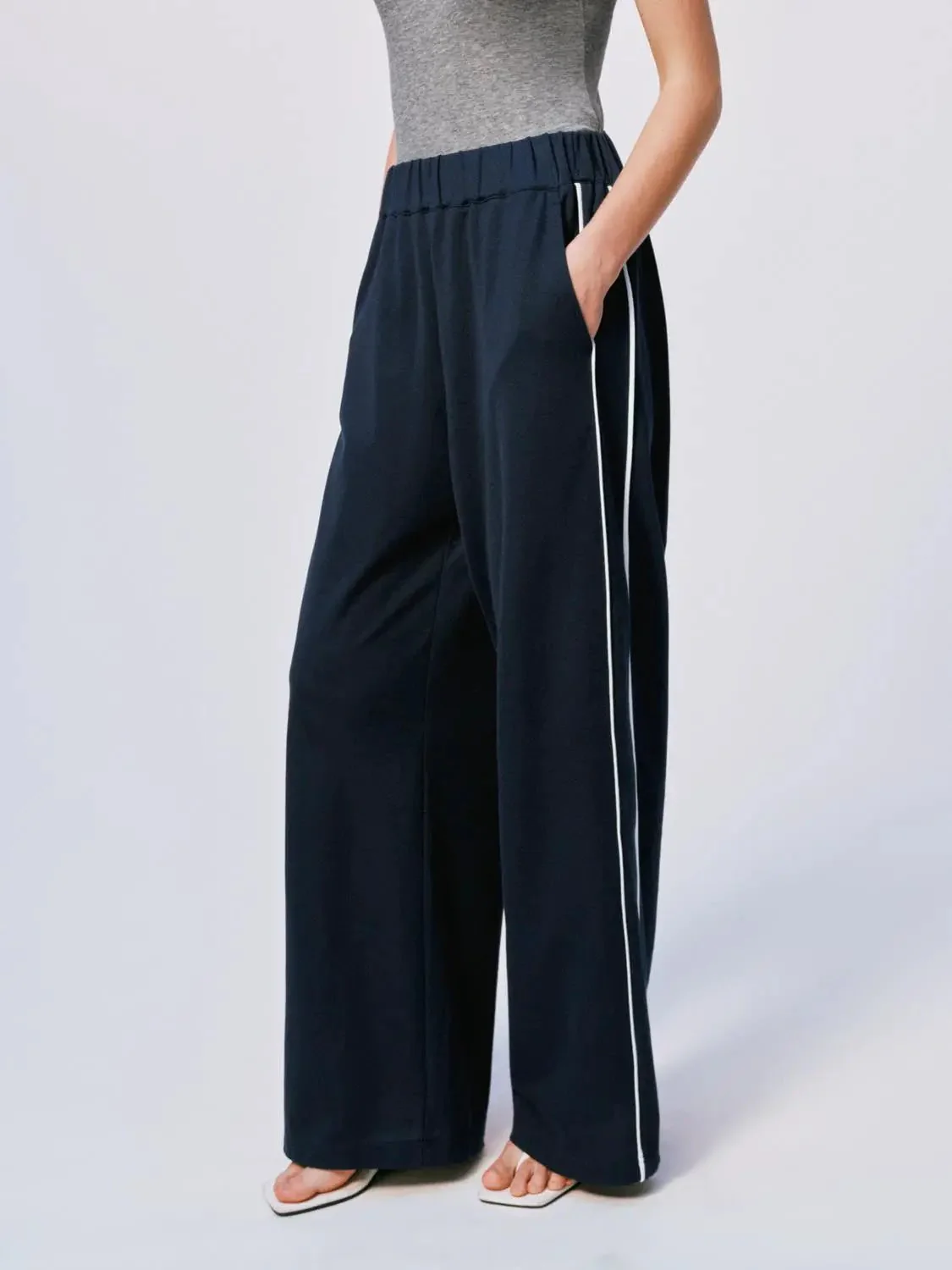8686-wide-leg-elastic-waist-pull-on-pants-4.webp Wide Leg Elastic Waist Pull On Pants