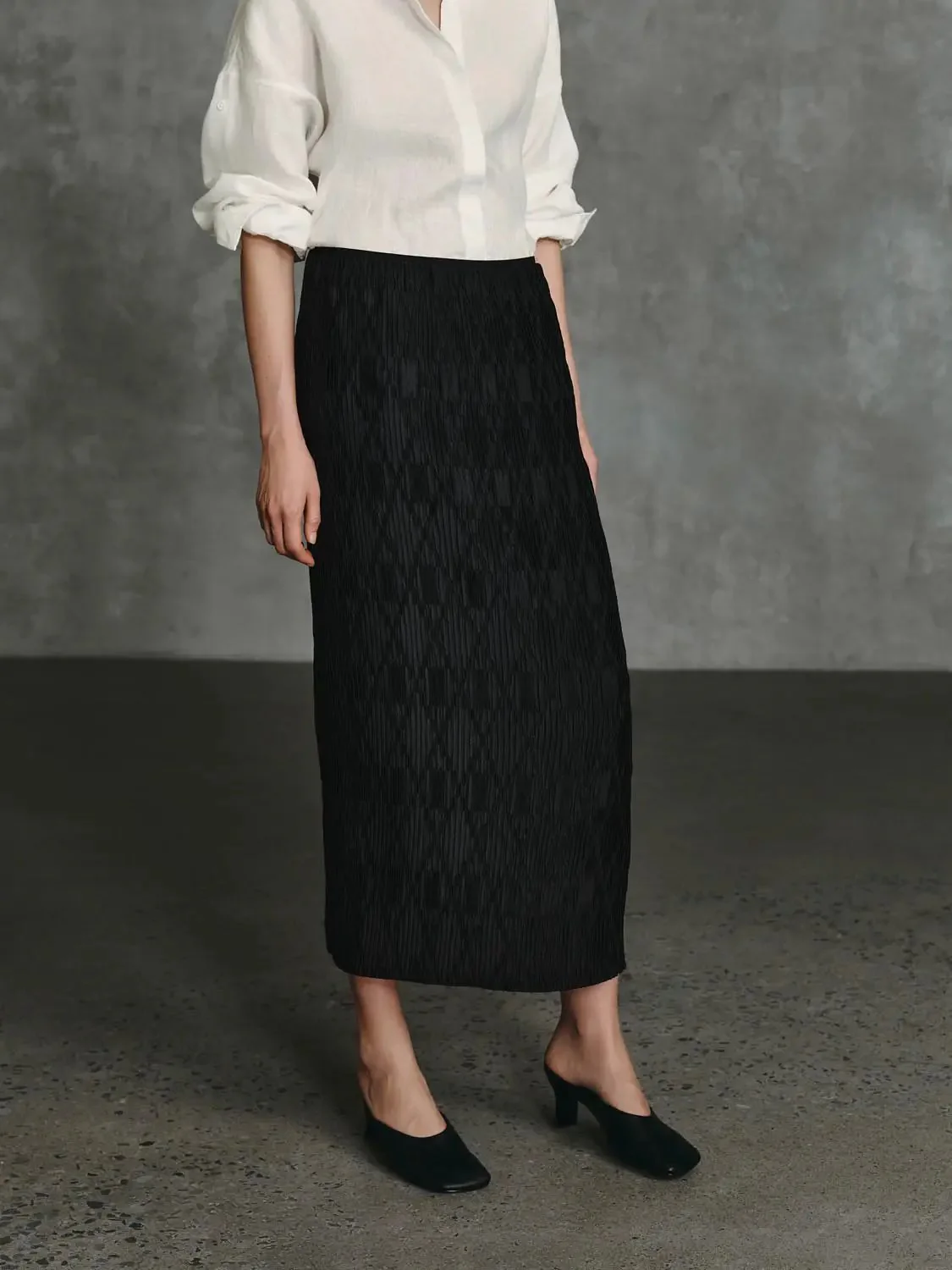 8693-elegant-crinkled-textured-polyester-maxi-pleated-skirts-3.webp Elegant Crinkled Textured Polyester Maxi Pleated Skirts