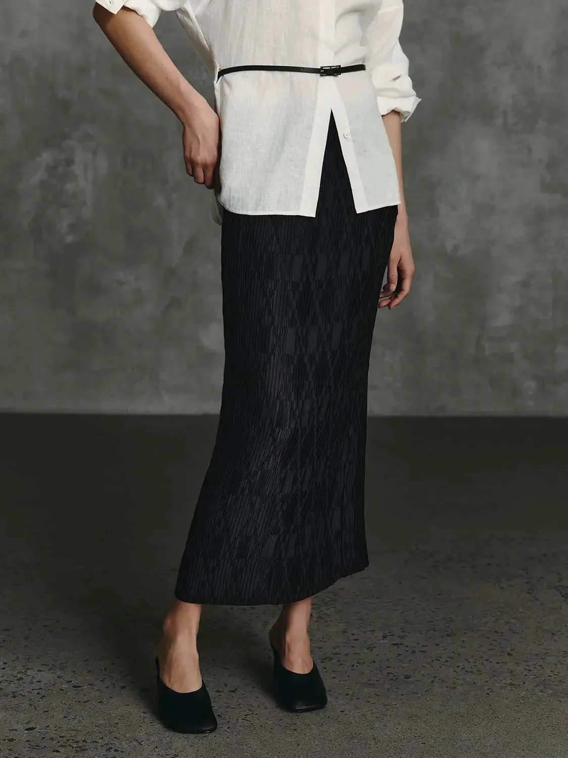 8693-elegant-crinkled-textured-polyester-maxi-pleated-skirts-9.webp Elegant Crinkled Textured Polyester Maxi Pleated Skirts