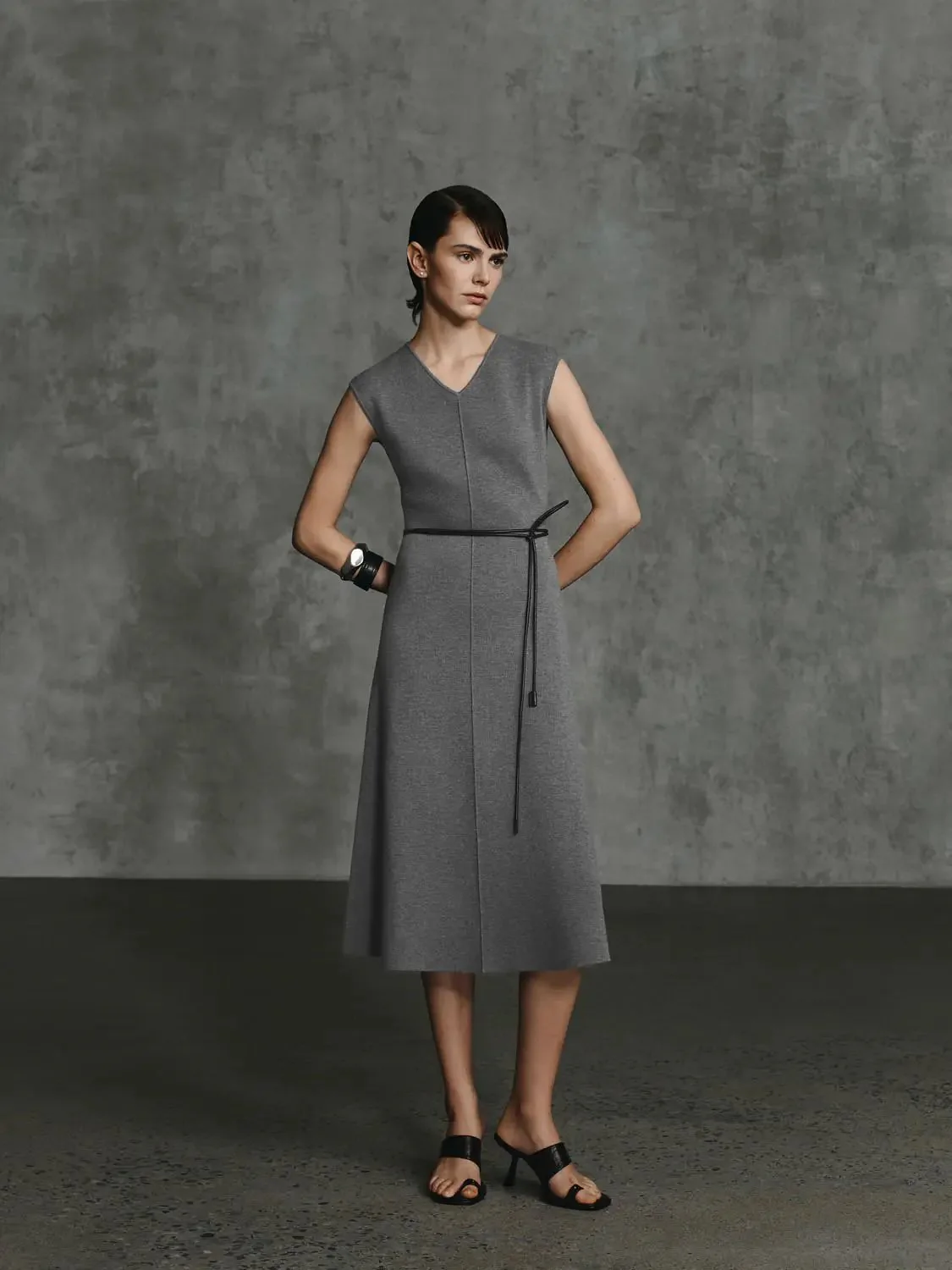 8799-grey-polyamide-blend-midi-belt-dresses-with-subtle-stretch-4.webp Grey Polyamide Blend Midi Belt Dresses With Subtle Stretch