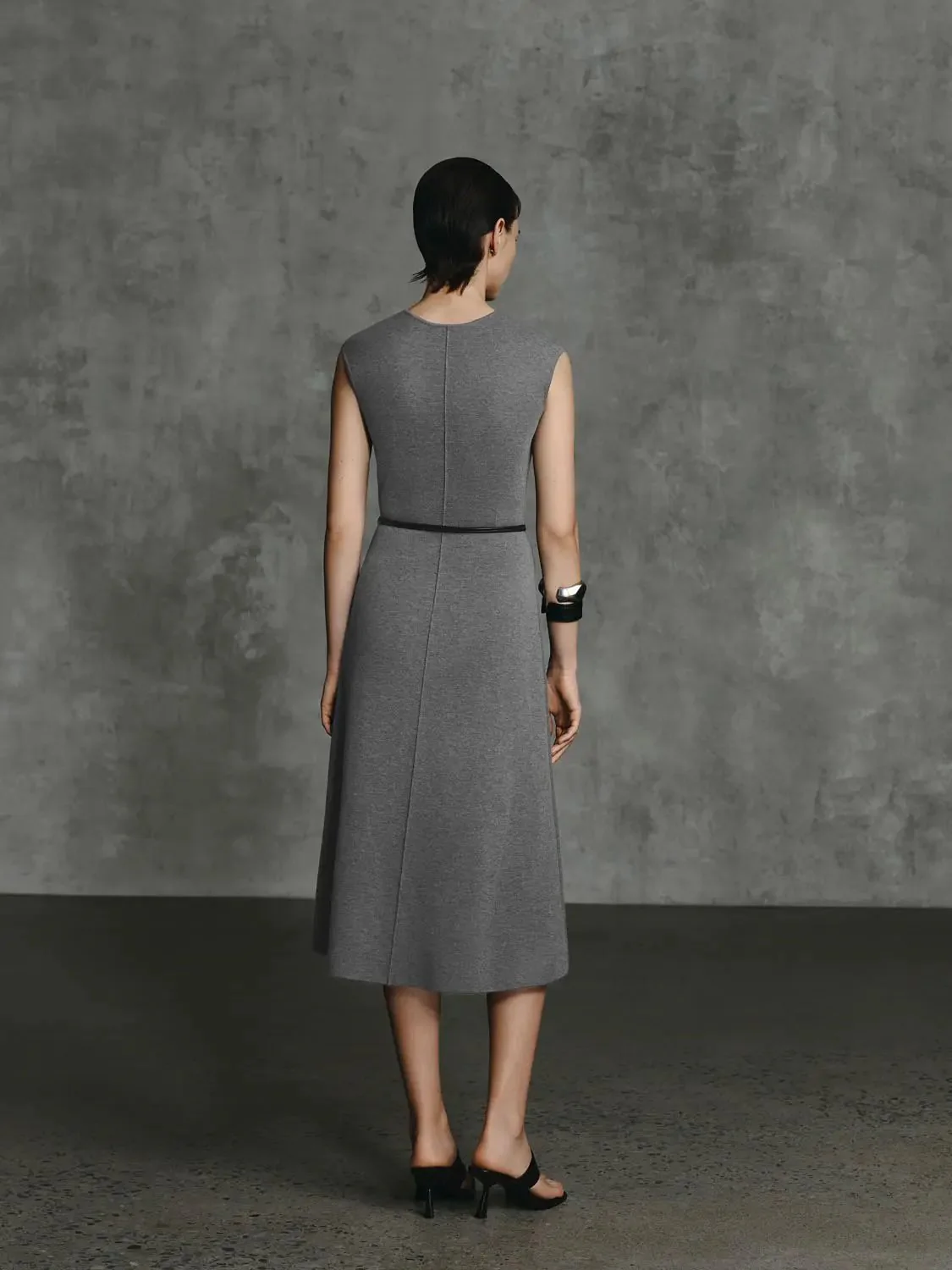 8799-grey-polyamide-blend-midi-belt-dresses-with-subtle-stretch-6.webp Grey Polyamide Blend Midi Belt Dresses With Subtle Stretch