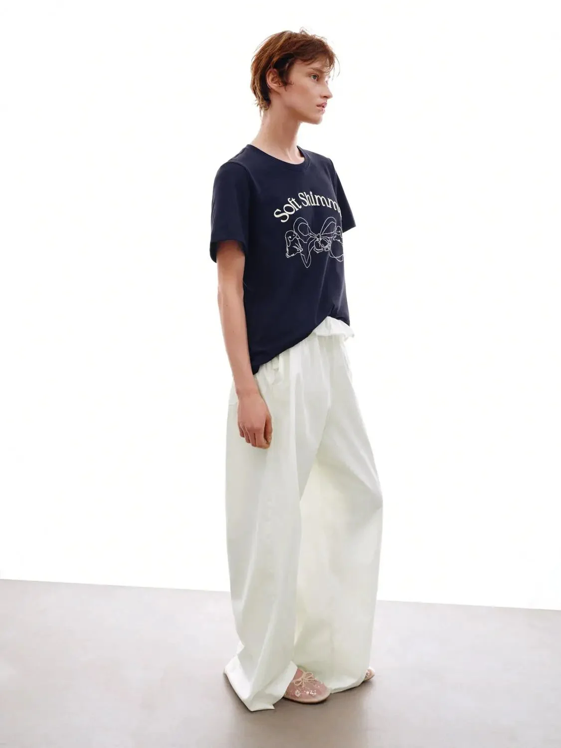 8872-soft-shimmer-bow-graphic-crew-neck-t-shirts-5.webp Soft Shimmer Bow Graphic Crew Neck T-Shirts