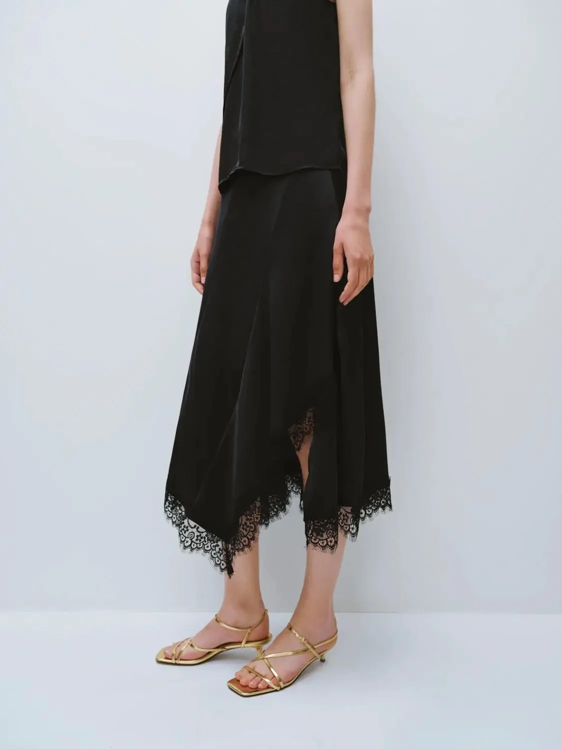 9080-irregular-lace-hem-a-line-skirts-3.webp Irregular Lace Hem A-Line Skirts