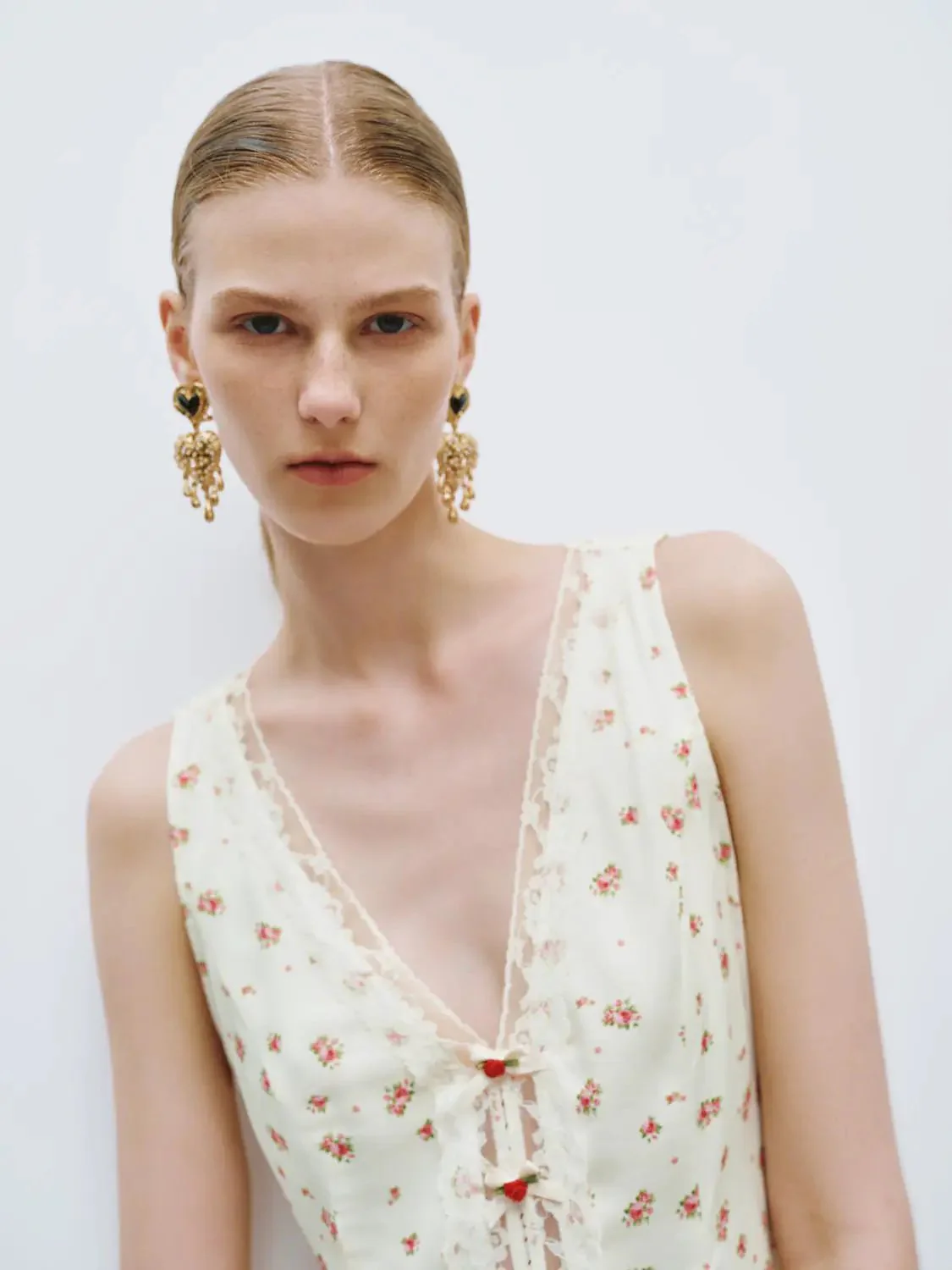 9092-lace-decor-floral-vests-3.webp Lace Décor Floral Vests