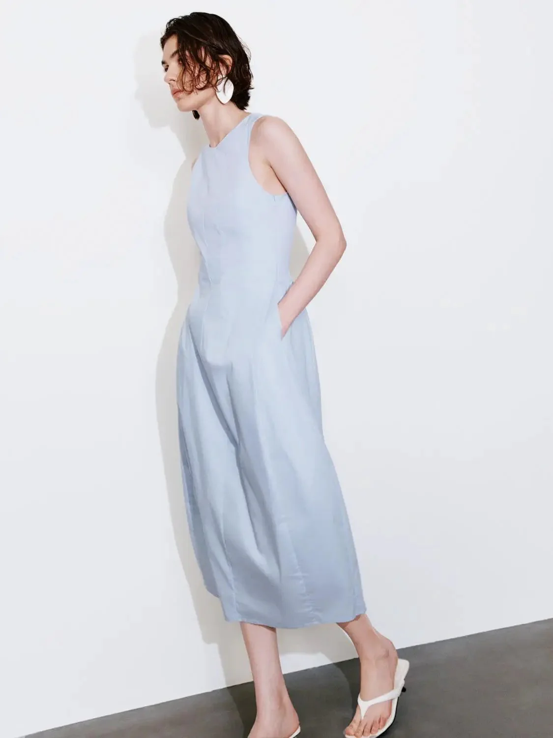 965-cotton-blend-sleeveless-seamed-balloon-midi-dresses-12.webp Cotton Blend Sleeveless Seamed Balloon Midi Dresses