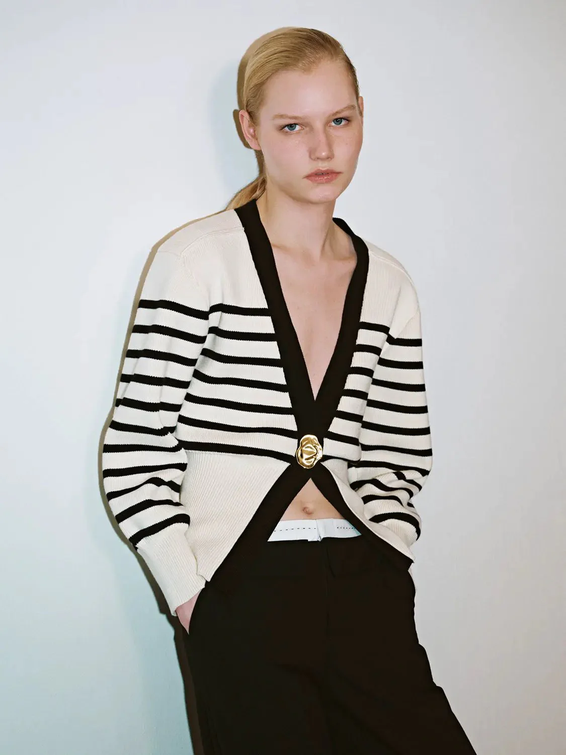 9792-elegant-striped-v-neck-knit-buttoned-cardigan-1.webp Elegant Striped V-Neck Knit Buttoned Cardigan